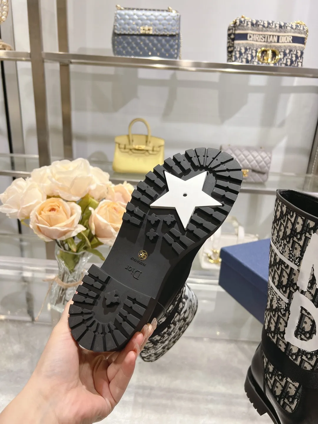 👟👟Ex-factory price 560👟👟 Dior color-blocking new boots for autumn and winter, the latest electric embroidery color-blocking letter logo for autumn and winter, round-toe high-top knight boots for women, Material: first-layer cowhide stitched with electric embroidery fabric, sheepskin lining for feet, original molded TPU outsole Size: 35-40 yards